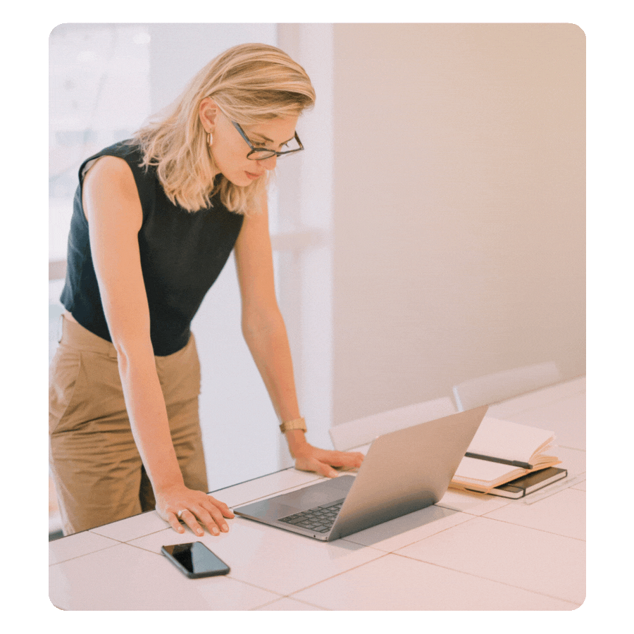 Personne utilisant un ordinateur pour scanner ses documents papiers