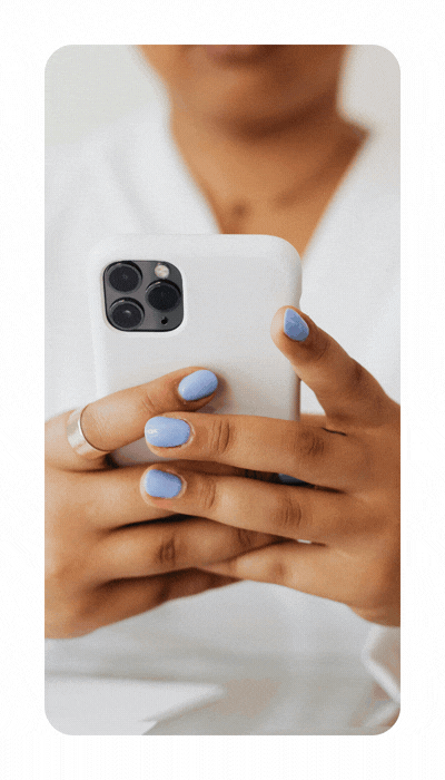 Une femme recevant une notification urgente de sa commune