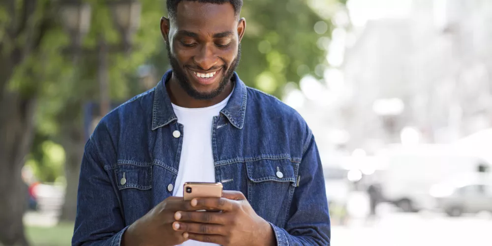 homme répondant à un sondage pour sa commune sur son téléphone portable