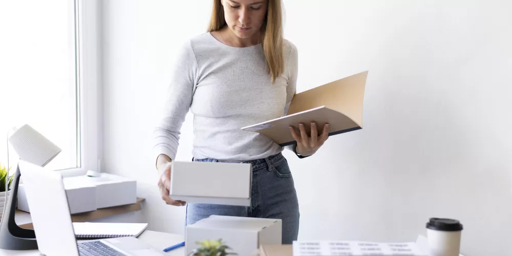Secrétaire de mairie traitant le courrier