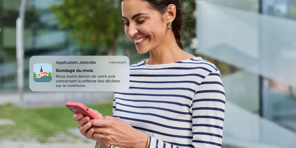 Une citoyenne reçoit une notification via l'application mobile de sa commune pour participer à un sondage