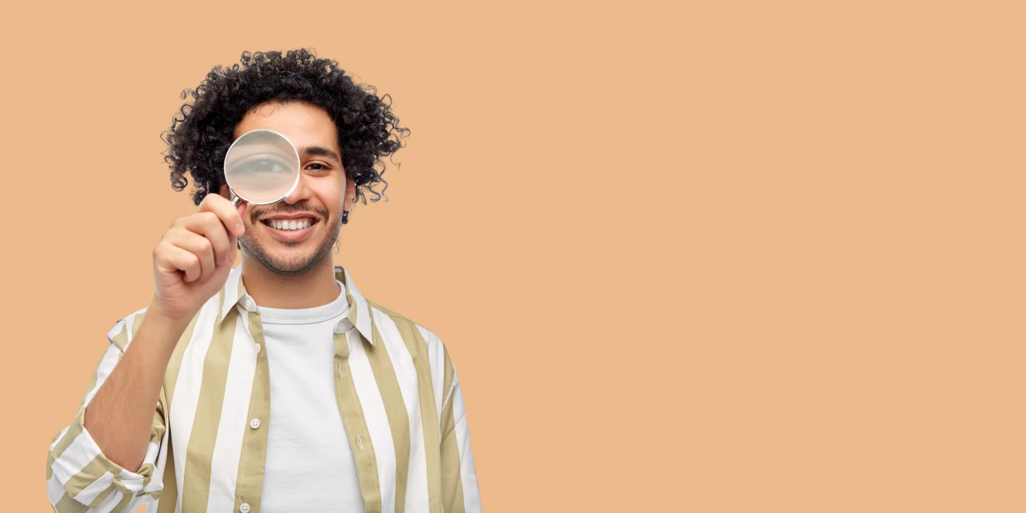 homme avec loupe
