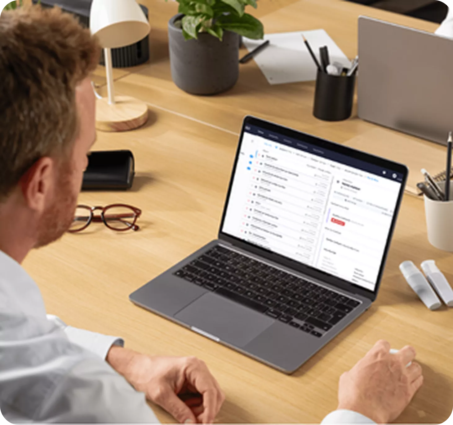 Un agent territorial consulte une plateforme de gestion des demandes citoyennes sur ordinateur portable dans un environnement de travail moderne.
