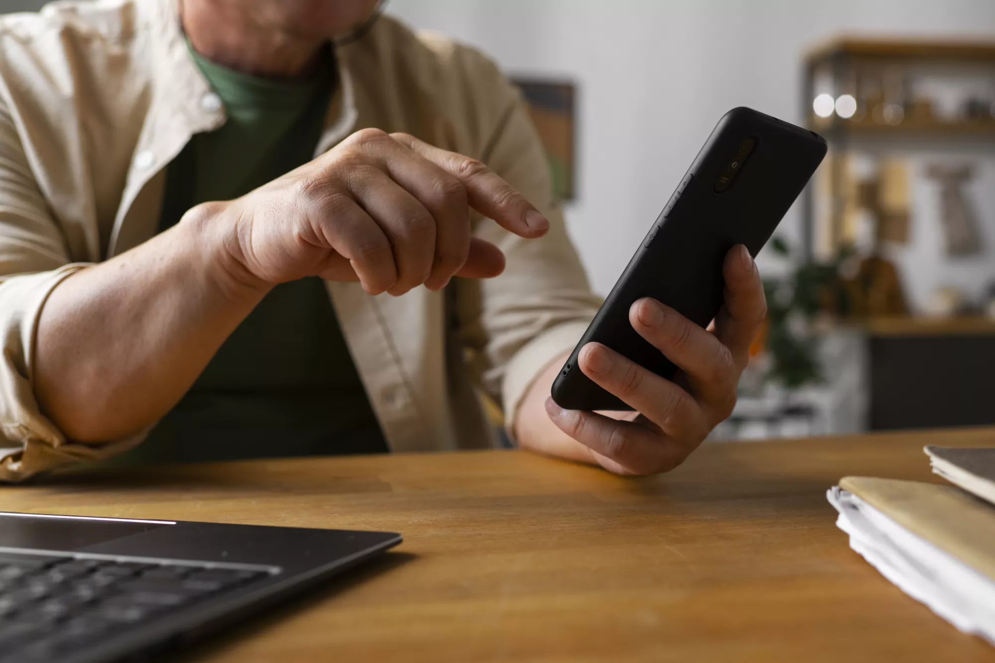 Citoyen réalisant une démarche administrative sur smartphone via un service numérique de relation citoyen