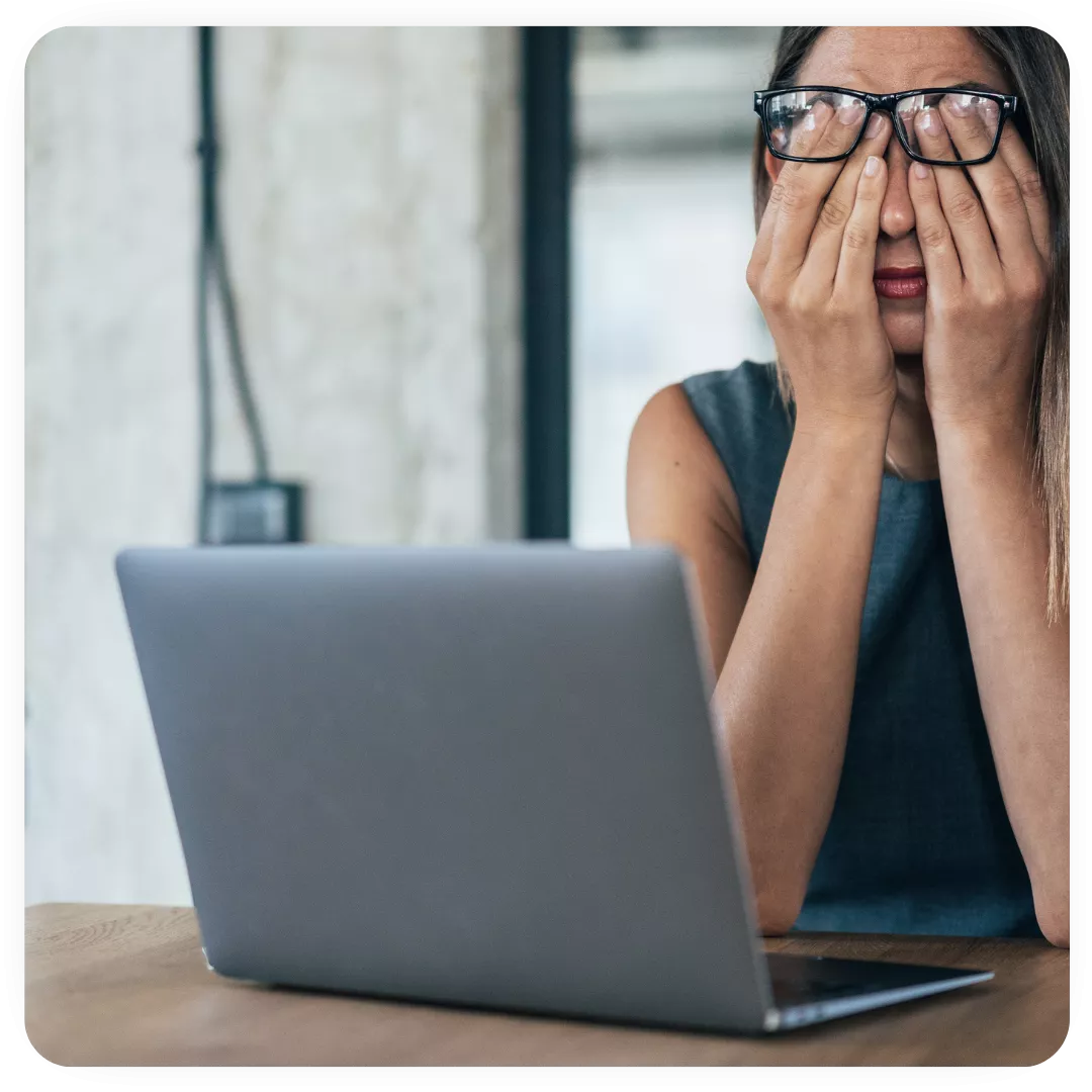Une personne paniquée face à une gestion de communication de crise