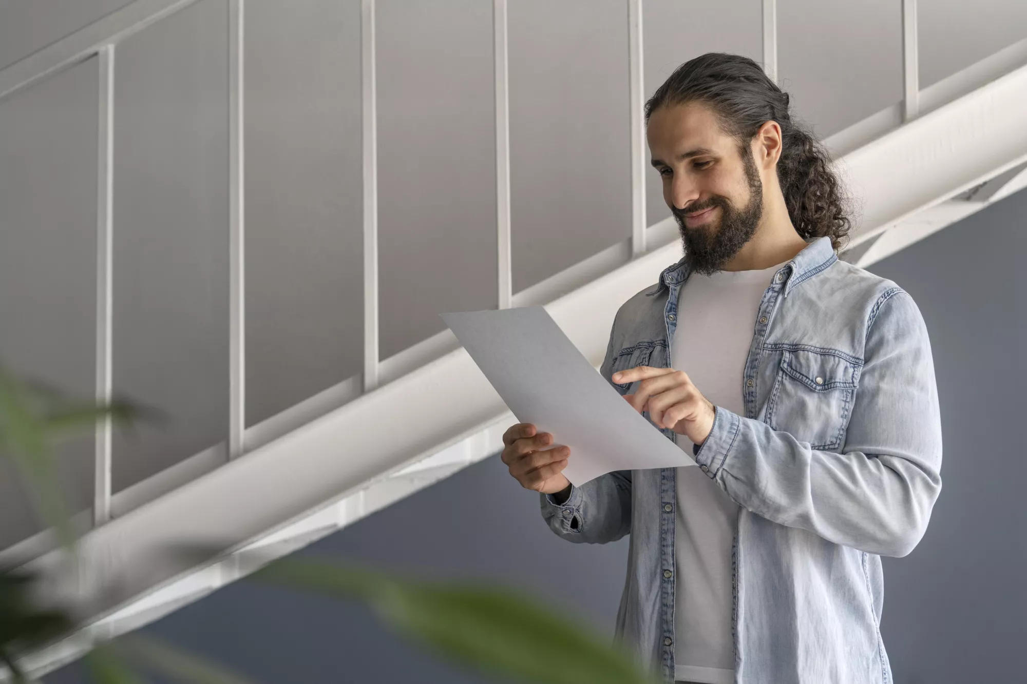 Un administré lisant un courrier réponse de sa collectivité