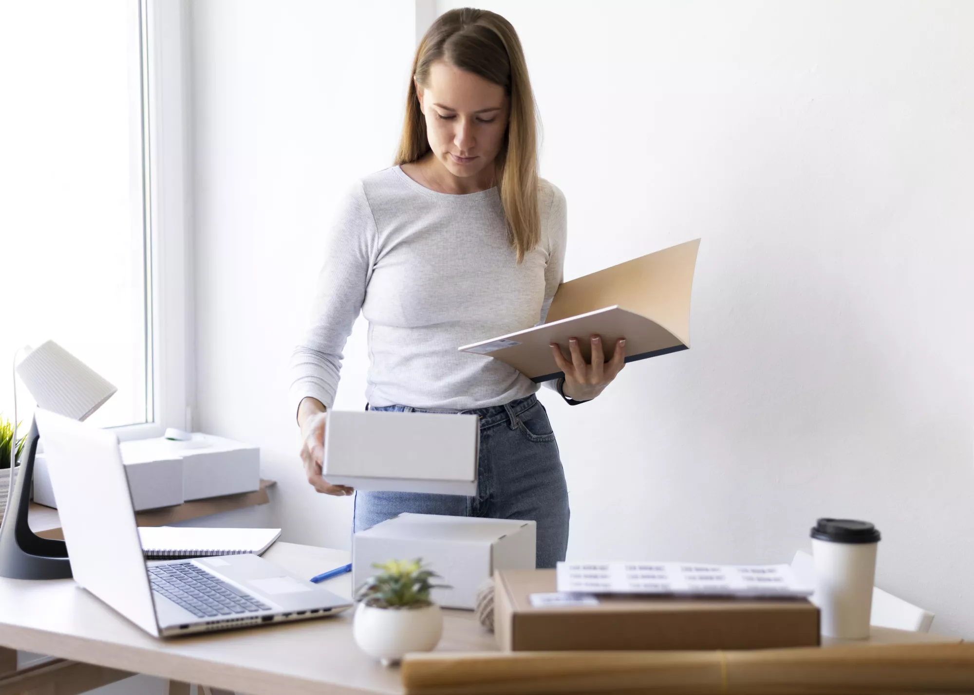 Secrétaire de mairie traitant le courrier