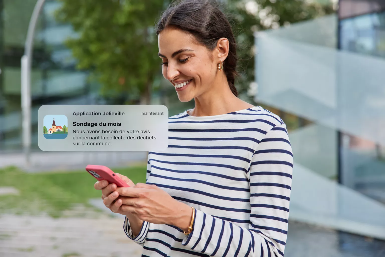 Une citoyenne reçoit une notification via l'application mobile de sa commune pour participer à un sondage