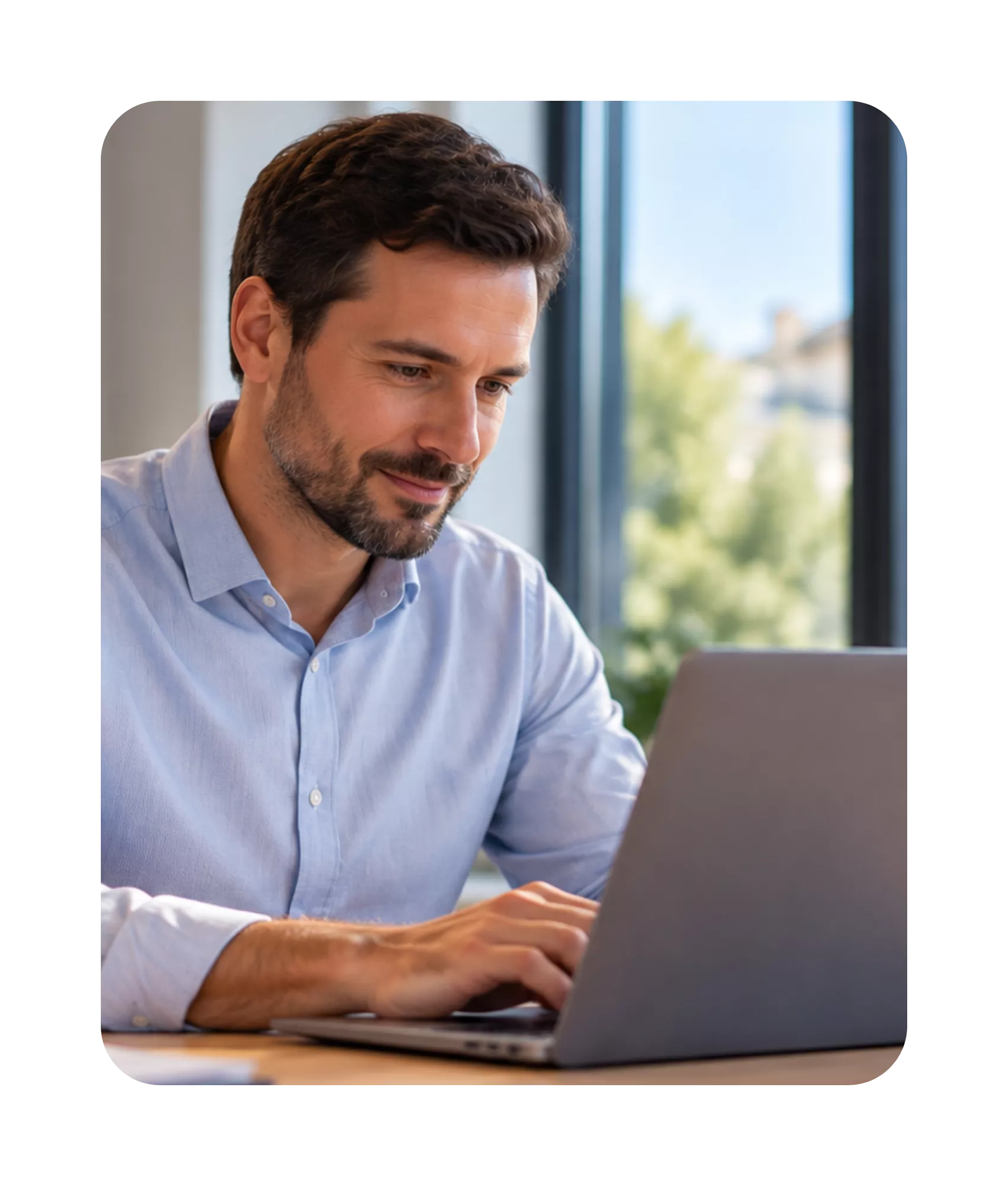 Agent territorial travaillant dans un bureau lumineux